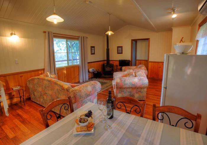 Accommodation Creek Cottages & Sundown View Suites Ballandean Kamer foto